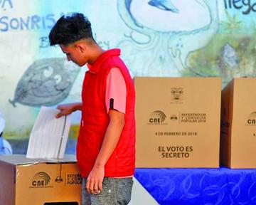 Ecuador define si anula figura de reelección del presidente