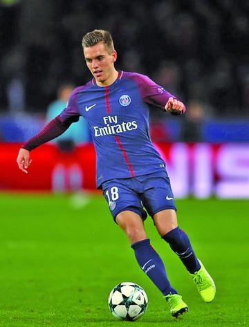 El jugador Giovani Lo Celso controla el balón.