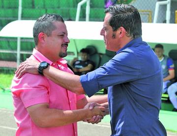 Los técnicos David De La Torre y Miguel Zahzú se saludan.