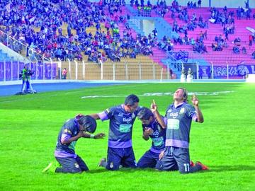 Los realistas celebran el gol de la victoria.