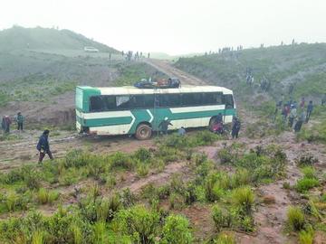 Este es el bus que quedó enfangado.