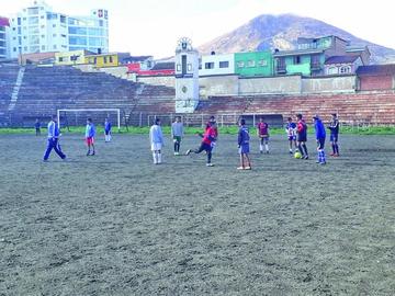 El técnico José Belzu trabaja en el trato del balón de su dirigidos.