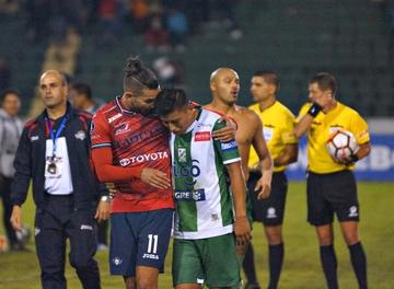 Alejandro Meleán consuela a su rival tras la eliminación.