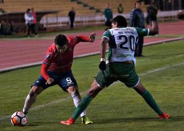 Cristian Chávez trata de pasar la marca de Gustavo Olguín.