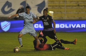 El jugador de Bolívar, Martin Smedberg, durante la jugada del gol.