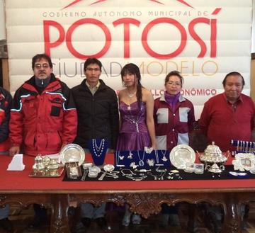 Apoyan a mujeres en curso de platería