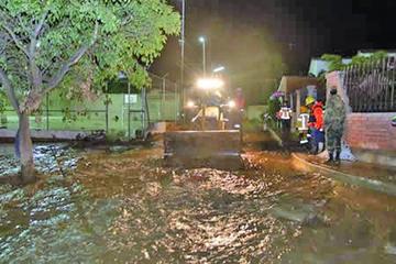 Maquinaria pesada limpia la mazamorra de lodo.