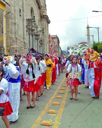 Los pepinos y las cholitas alegraron la fiesta.