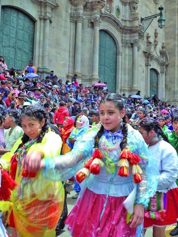 Estudiantes bailan y cantan en el carnaval