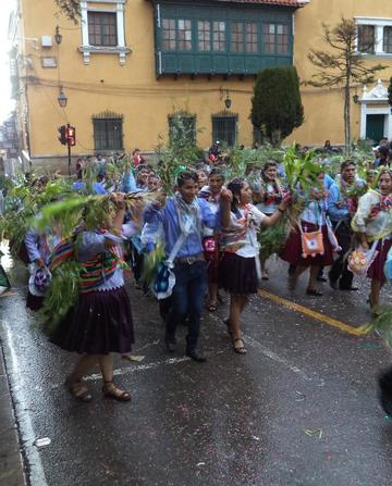 Los bailarines de la Unión Tomaveña pasan por el palco.