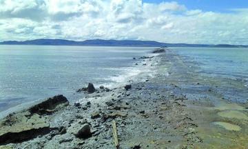 La crecida del agua destruyó el terraplén que pasa por el salar en el municipio de Colcha K.
