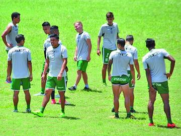 El zaguero Olguín será el reemplazante de Paredes 