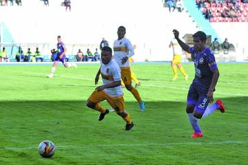 Gastón Mealla (d) va en busca del balón tras la presión de su rival.