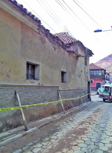 La pared de este edificio de calle La Paz fue remojado por el agua.