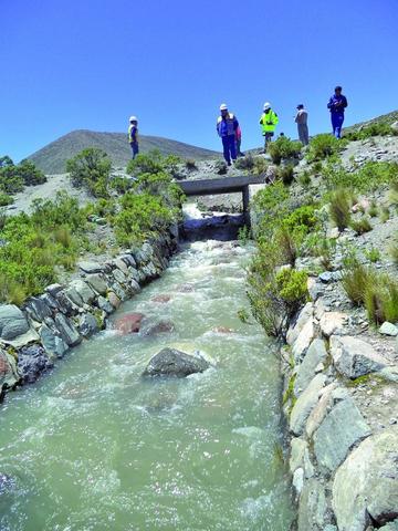 Cien litros por segundo sale el agua del rebalse de la laguna.