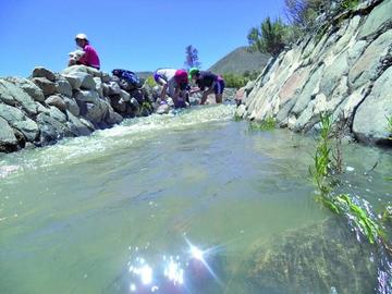 Mucha gente aprovecha el agua del río para asear su ropa.
