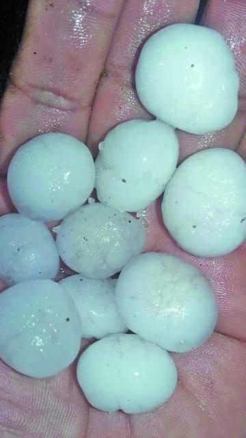 La gráfica muestra la cantidad de granizo caído y en el recuadro el tamaño de los