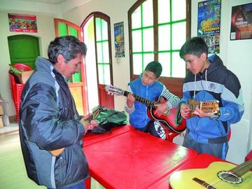 Una de las prácticas con charango y guitarra.