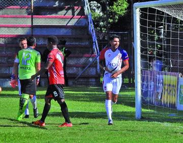 Los jugadores del conjunto potosino se lamentan tras el tanto.