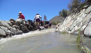 Familias usan el agua del rebalse para lavar ropa.