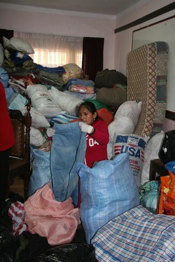 El trabajo de selección de la ropa y donaciones.