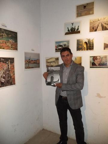 Un sector de la exposición con diferentes fotografías.
