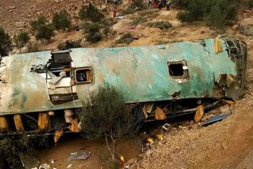 Los restos de un autobús de pasajeros que se accidentó en Camaná.