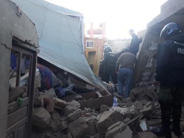 Explosión destruye los muros de un inmueble y deja una persona herida