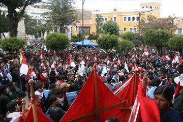 Multitudinarias marchas sellan la división en el Departamento