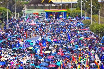 La marcha de apoyo a la repostulación de Evo Morales cerró en la avenida Tinku.