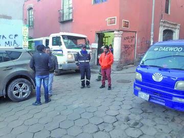 Vehículos trancan a basurero y se forma larga fila de autos