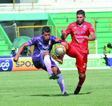 Gastón Mealla, de Real, lucha por el balón con Ezequiel Michelli, de Guabirá.