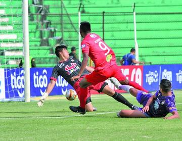 Willian Álvarez, de Guabirá, en la jugada del gol.
