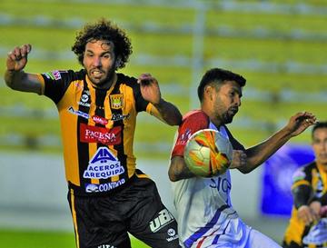 Fernando Marteli y Carlos Tordoya pugnan por el balón.