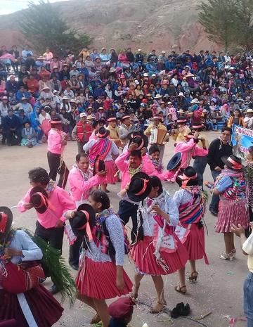 La demostración de baile en la fiesta.