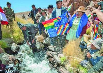 El presidente Evo Morales, en una de sus visitas al manantial que nace en el Departamento de Potosí.
