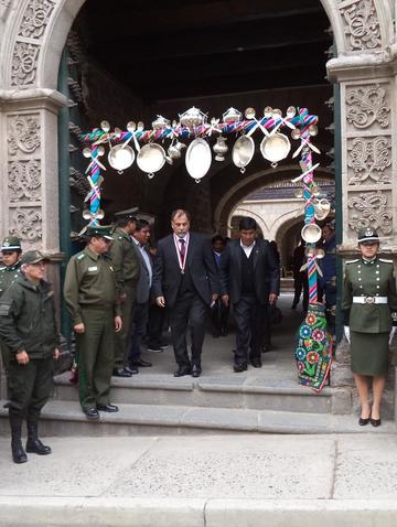 El embajador sale de la Casa Nacional de Moneda.