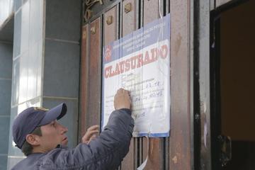 Clausuran locales por avance de hora