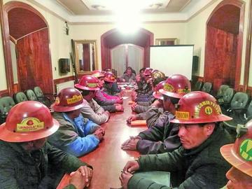 El ministro de Minería, César Navarro, se reunió con los cooperativistas.