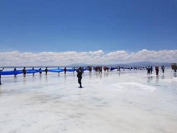 Tienden bandera en Salar de Uyuni