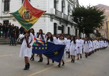 Los estudiante muestran su apoyo.