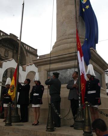 Con civismo enarbolan la Bandera del Mar