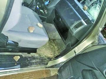 Varias patrullas fueron afectadas al ser golpeadas por piedras lanzadas por unas 50 personas, según la ANB.