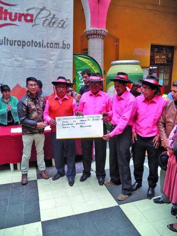 La Cervecería Nacional Potosí entregó el premio a la comparsa de Callapampa.