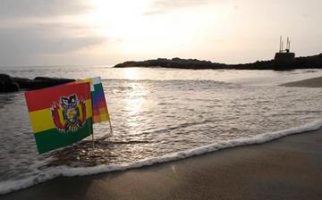 En 1825, el país nació a la vida independiente con una costa sobre el Pacífico; 54 años después, Chile invadió y ocupó p