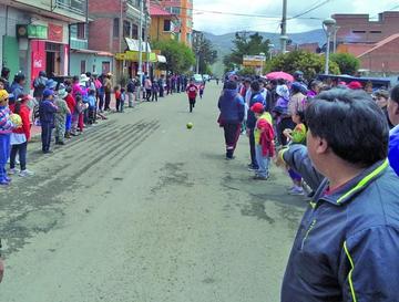 El alcalde espera al ganador de la carretera pedestre.