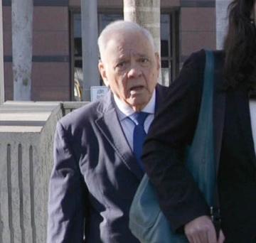 Enfundado en un traje azul, Sánchez de Lozada, se puso bajo los reflectores de la prensa luego de 14 años.