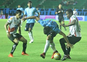 Edson Pérez y Jennry Alaca tratan de detener a Leonardo Vaca (c).