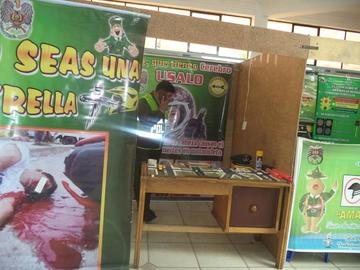 Policías enseñan seguridad en una feria estudiantil
