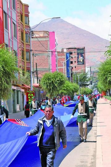 El pueblo y soldados llevan con orgullo el lábaro.